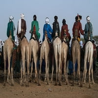 Gledanje festivala Gerewol iz kamila - Niger Poster Print - Joxe Inazio Kuesta