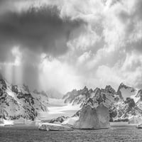 Antarktika-Južna Gruzija Otok Sunbeams osvjetljava ledene brijeste i planine od Galerije Jaynes