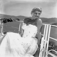 Rita Hayworth Nosio je vjenčani haljini na strani Put Pose Photo Print