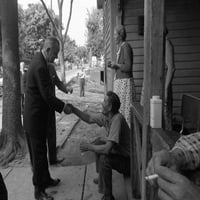 LBJ-ov rat za siromaštvo. Predsjednik Lyndon Johnson trese ruke sa prebivalištem Appalachian. Može istorija