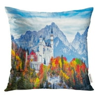 Srednjovjekovni dvorac Neuschwanstein u Njemačkoj Bavaria Zemljište Prekrasno jesenski krajolik Bacanje jastučnice za jastuk