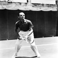 Fred Astaire igra tenis, držeći teniski reket za fotografije