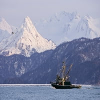 Trgovački ribolovni brod u Kachemak Bay W snijeg pokrivene Kenai MTNS Poots Peak Kenai poluotok Aljaska