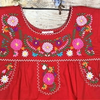 Djevojke mladih puebla meksički nadahnuo tradicionalni cvjetni izvezeni bluza